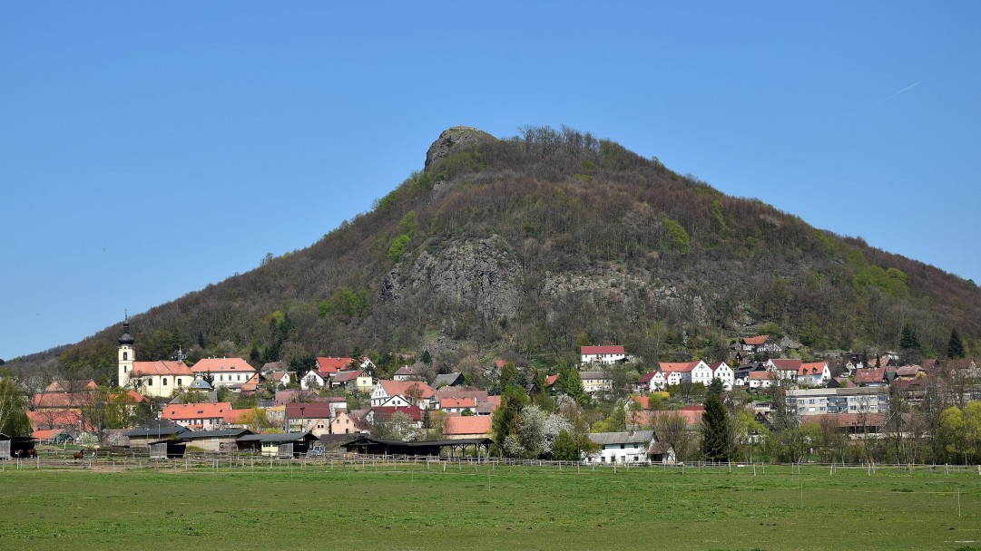 Obec Tebun a hrad Kalich, zdroj commons.wikimedia.org autor Petr Kint