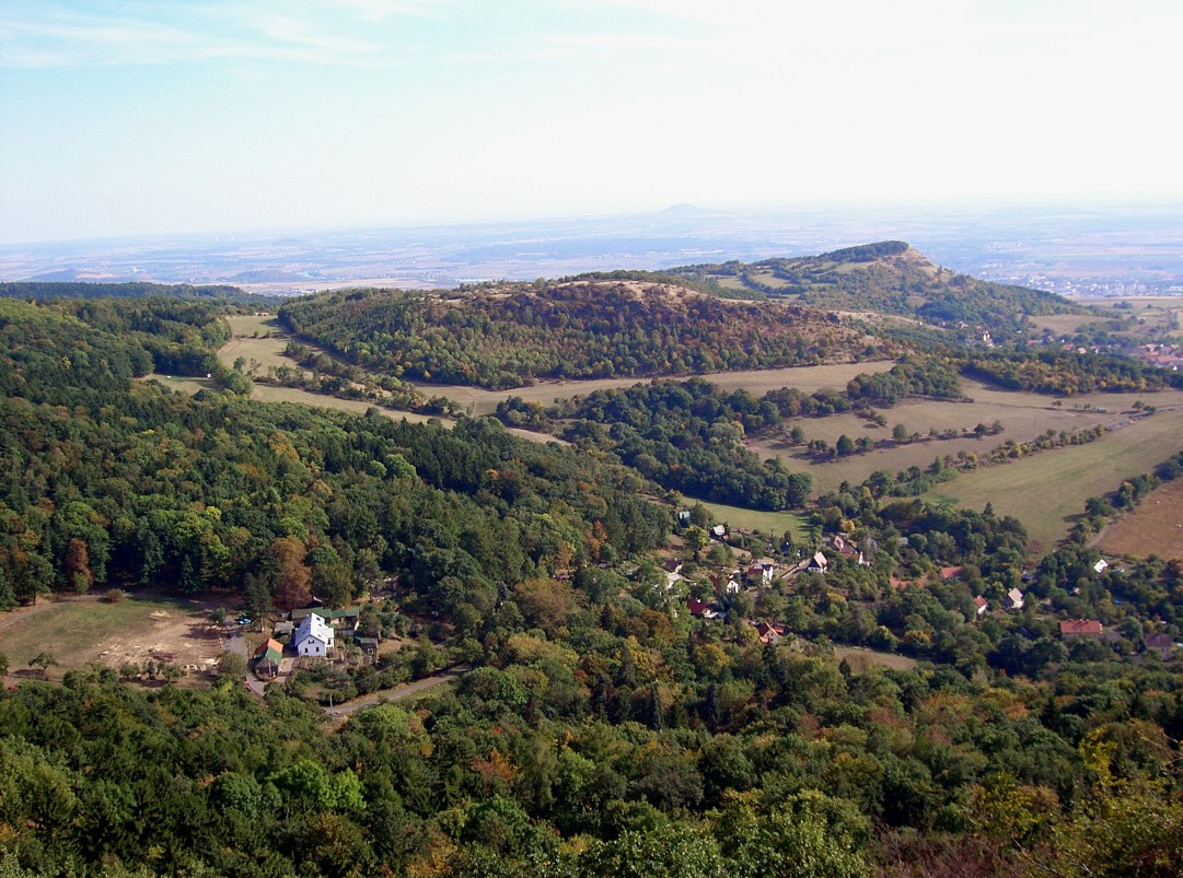 Pohled z vrchu Varhošť, zdroj commons.wikimedia.org autor groove11